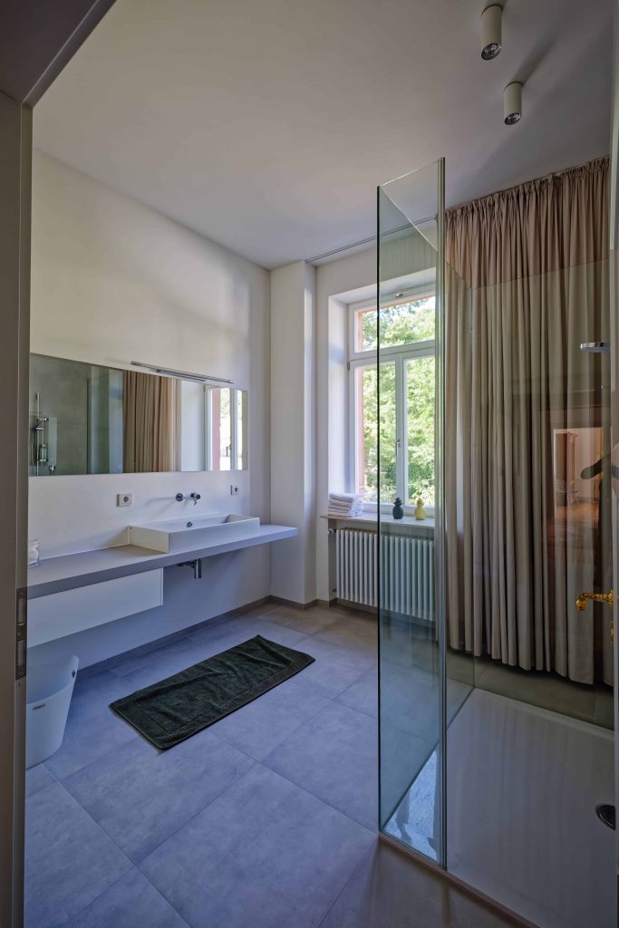 Sauberes, modernes Badezimmer